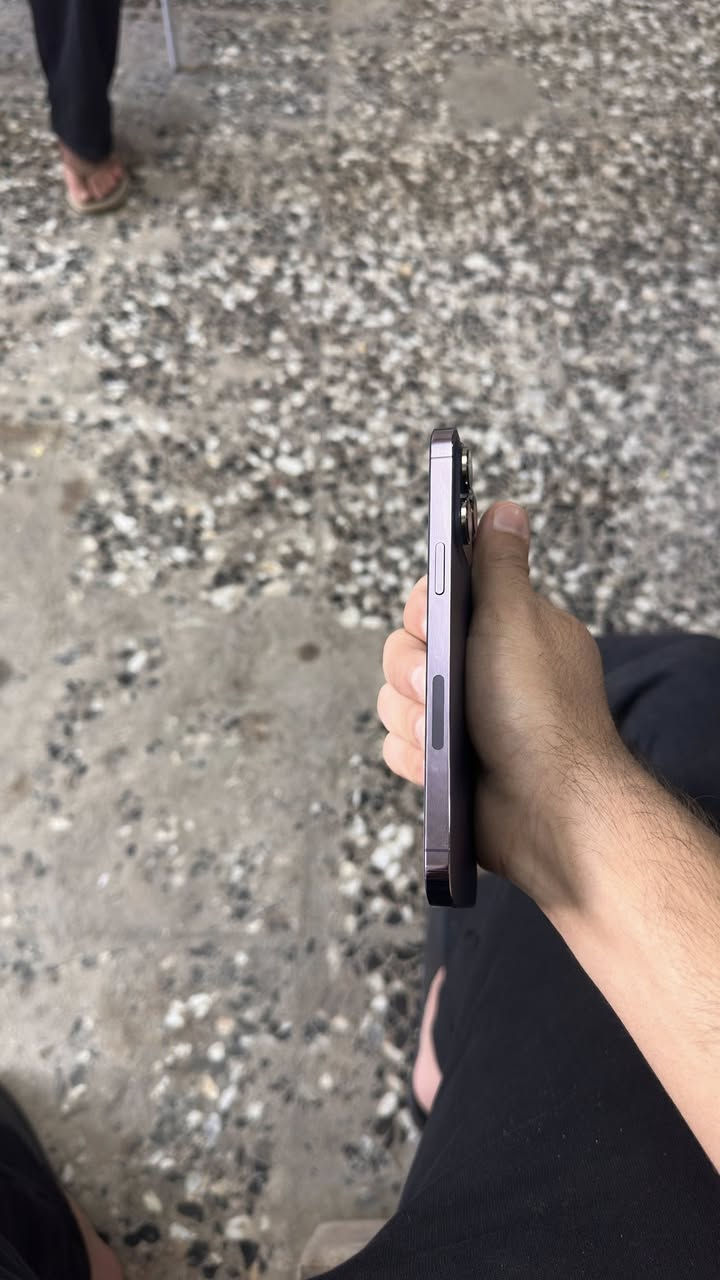 السلام عليكم ورحمة الله وبركاته ايفون ١٤ برو ماكس شريحه الكترونيه ذاكرته ١ تيره نضافه كبالك شوفه عينك بحاله الكارتون نضيف جدا وممفتوح ولامبدل وين متريد روح افحص بطاريته ٩٣ سعره ٨٥٠ وبي مجال حك الجيه العنوان بغداد البلديات الضباط 
للتواصل *********** متوفر واتساب ورصيد
