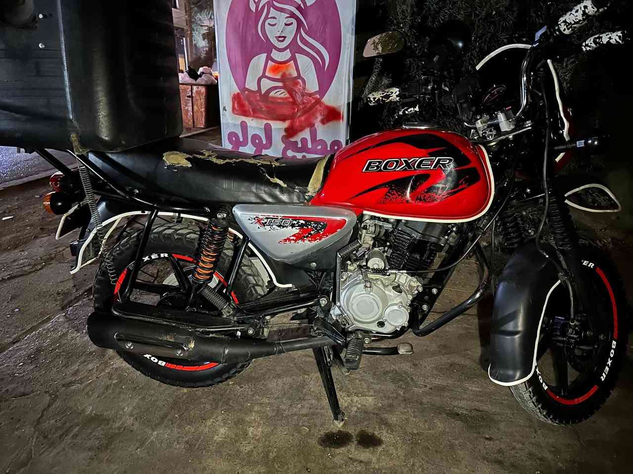 السلام عليكم للبيع بوكسر 23 كفاله عامه ماشيه 19 الف دراجه اخت الزيرو اوراق كامله الدراجه جانت متروكه فتره المكان بغداد السيديه السعر 200000 وبيه مجال  الله شاهد الدراجه بالحقيقه احلا من الصور بهواي اليحب يتواصل خاص او يتصل ع رقمي ***********
