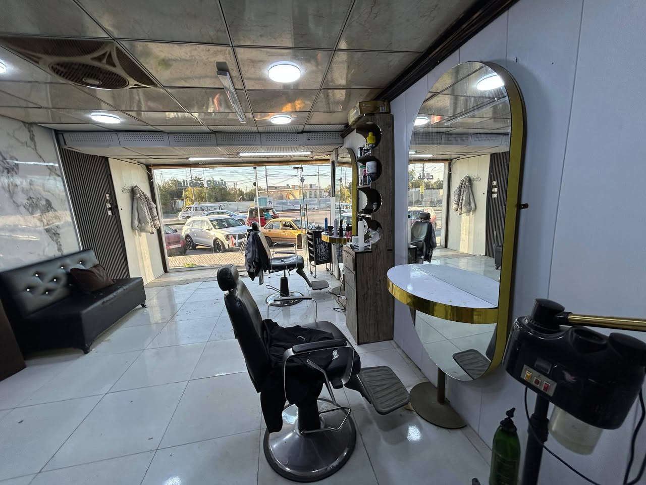 سلام عليكم عراض حلاقه كامله البيع تريد تبقه بل محل تريد تاخذ بس الغراض  عدد كراسي 2 عدد مرايات 2 عدد القنفات2  فاترينا1 واحد ميز جرار أبيض  مغسلة +سخان البيع شلعه وحده مابيع شي واحده 
***********
