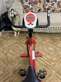 دراجة ثابتة • نظيفة مثل الجديدة • مقعد قابل للتعديل