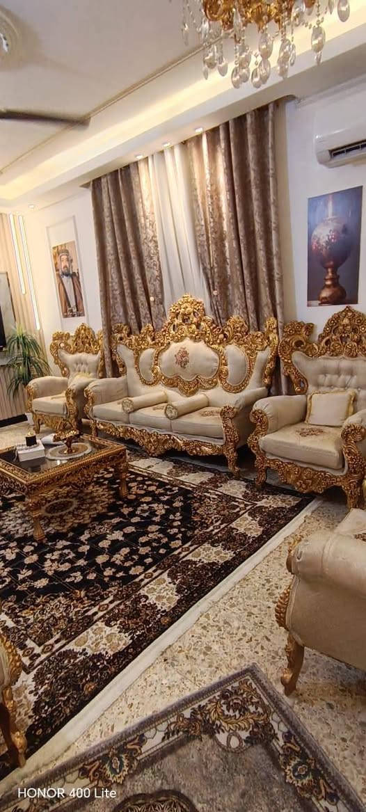 تخم ملكي معه طبلاته نضافة ٩٠ %يحتوي عله ١٠ مقاعد سعر ٩٠٠ بغداد الزعفرانیه ***********
