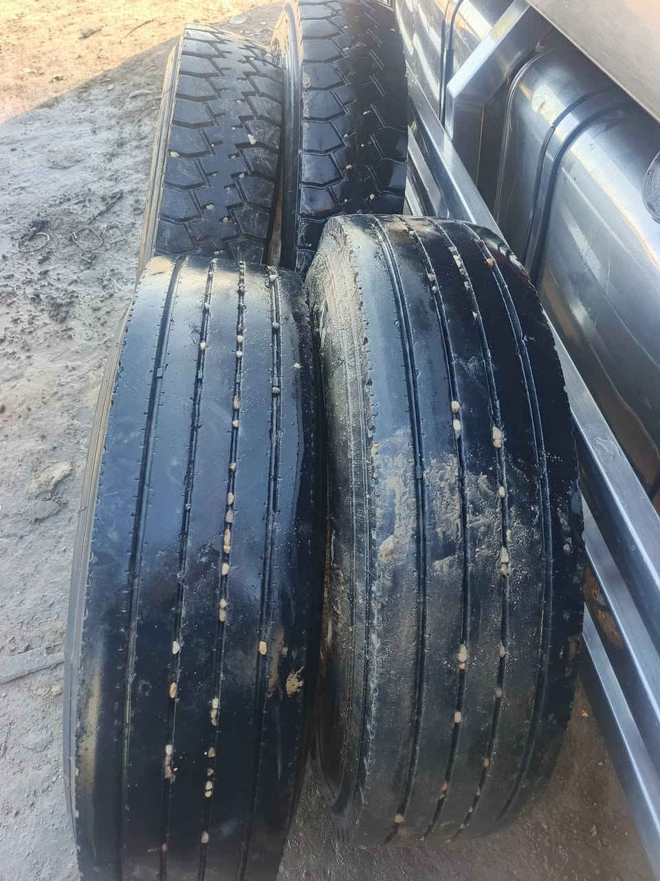 تايرات زوج جديد وزوج نص عمر ١٧ونص هنه الويلات زوج ويالاه فافون وزوج حديد السعر ٥٠٠ وبيهن مجال
***********
