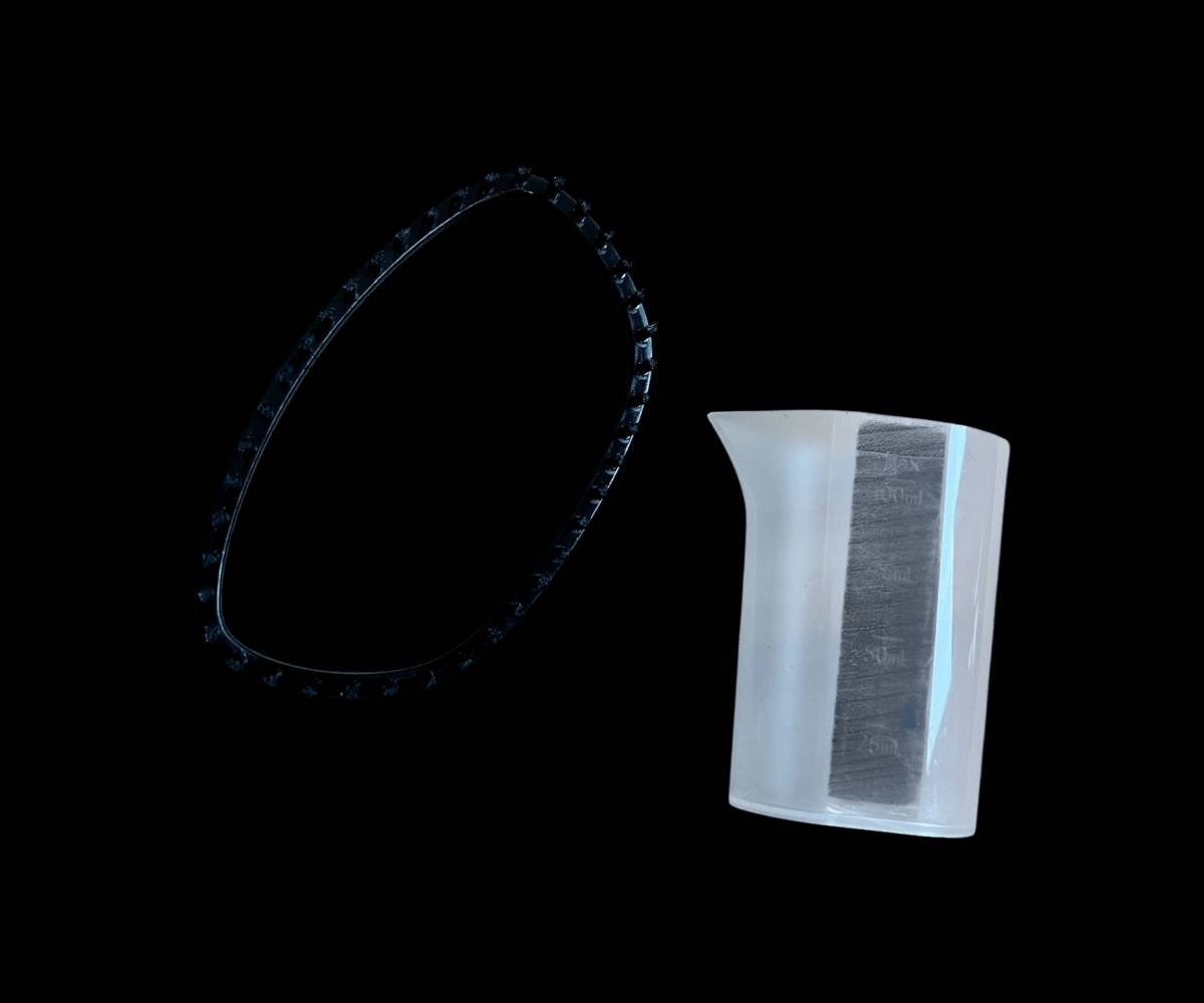 مكواة بخار يدوية امبليوم

الاستخدامات

كي الملابس بسرعة دون الحاجة إلى طاولة كوي.

إزالة التجاعيد من القمصان، الفساتين، الستائر، والبدلات.

تعقيم الأقمشة بالبخار وإزالة الروائح غير المرغوبة.

مناسبة للاستخدام في المنزل أو المكتب أو أثناء السفر.

يمكن استخدامها للكي العمودي للملابس المعلقة مباشرة.

المميزات

قوة كهربائية: من 1500 إلى 1780 واط لتسخين سريع وإنتاج بخار قوي.

سعة خزان الماء: 320 مل تسمح باستخدام أطول دون تعبئة متكررة.

تحكم رقمي بشاشة LED لعرض حالة التشغيل ومستوى البخار.

مستويات بخار متعددة يمكن التحكم بها حسب نوع القماش.

نظام حماية من الحرارة الزائدة (Overheat Protection) لسلامة أكبر أثناء الاستخدام.

تصميم مريح وخفيف يسهل حمله واستخدامه لفترات طويلة.

إمكانية الكي العمودي للملابس المعلقة والستائر بسهولة.

قاعدة بخار متعددة الفتحات لتوزيع البخار بشكل متساوٍ.

فرشاة قماش مرفقة تساعد على تنظيف الأقمشة وإزالة الوبر أثناء الكي.

تسخين سريع ليكون جاهزًا للاستخدام خلال ثوانٍ قليلة.

جهد التشغيل: ‎220-240V  ‎50-60Hz.

طول سلك الكهرباء: 160 سم لمرونة أكبر أثناء الاستخدام.

ضمان سنة من تاريخ الشراء

محتويات الصندوق

مكواة بخار يدوية امبليوم.

فرشاة قماش للكي والتنظيف.

كوب قياس لتعبئة الماء.

كتيب التعليمات.

الملاحظات

يُفضل استخدام ماء نقي أو مقطر للحفاظ على الجهاز وإطالة عمره.

يجب فصل الجهاز عن الكهرباء بعد الانتهاء من الاستخدام.

لا يُغمر الجهاز بالماء أثناء التنظيف.

يُترك الجهاز ليبرد قبل التخزين.

ابعاد الغلاف: الطول: 18 سم  العرض: 14 سم  الارتفاع: 29 سم.