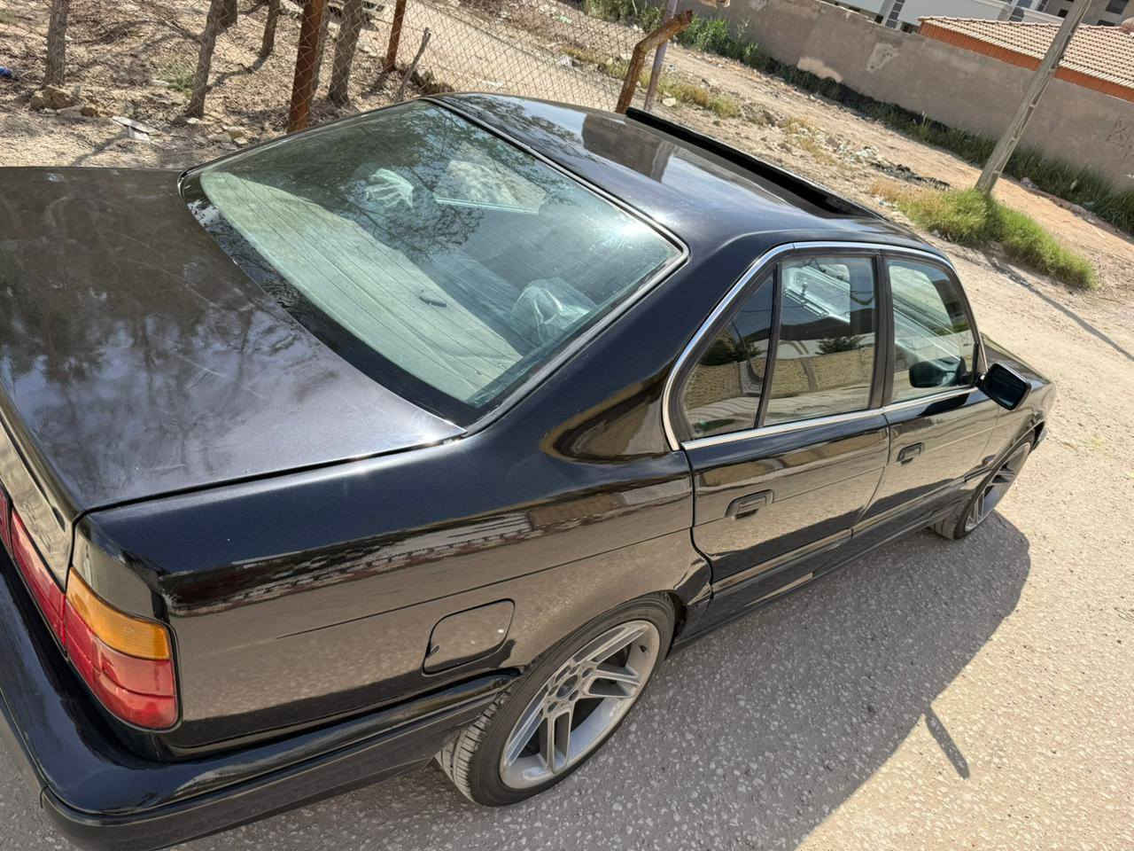 سلام عليكم اخوان ٥٢٥ موديل ٩٣ اصل... مسكر.. فتحة..
مكينه كير حداديه بحاله جيده جدا. َ..
داخل جلد كهرباء.. دبل ارباك...
كت ام... دعاميات ودوس...
ويل ميمو اصلي. إيطالي..
منضومه تبريد جاهزة 
مصبوغه للجماليه فقط...
بدون اي ضربه او حادث....
سياره جاهزه من كلشي وبلحقيقه احلا من صور
سنويه لل٢٨...
رقم بغداد تحويل ثاني يوم.
*********** مكانهه حله...
للبيع وني الممنون
