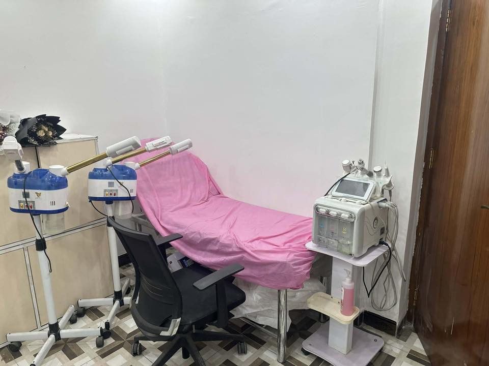 أغراض مركز تجميل للبيع بصورة كاملة او مفردة الموقع المنصور للاستفسار التواصل على الرقم ‭٠٧٨٠ ١٤٤ ١١٢٢‬
