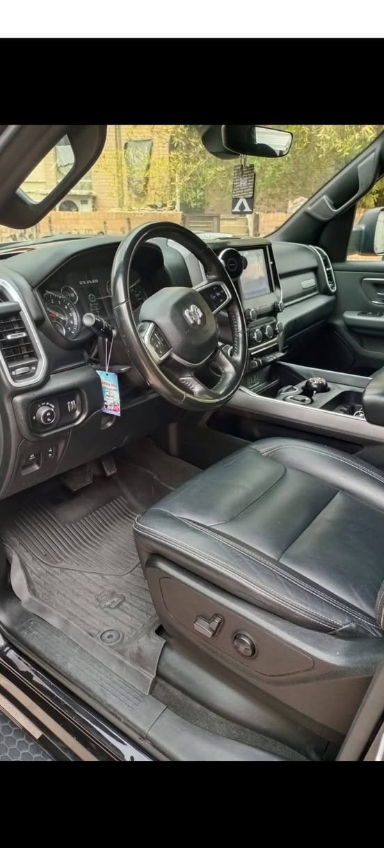 سلام عليكم ورحمة الله وبركاته للبيع اوالمراوس حسب القناعه دوج رام بك هورن موديل ٢٠٢٢ رقم بغداد تحويل مباشر نص فول ماشيه ٥٩ حادث باب البدي الخلفي الشراي يتصل على رقم *********** ملاحظه السياره جديده
