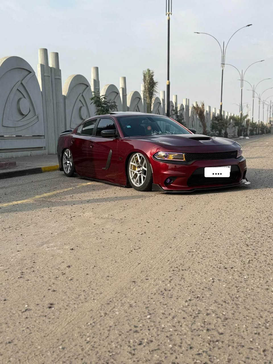 سكات باك 6.400🐝 دوج جارجر
سياره محتاجه خيال 💭
حادث قطعتين صبغ جاملق مع بنيد صور الحادث موجوده بلمنشور 
السياره فتحه كشن حضن تدفئه دركه تدفه
كشن كهرباء تحكم ستيرن شفتات هيتر مري
سياره جديده 
الاضافات العليها
داون بايب سل ستيل 3 انج
جوبلس اس ثري 3 كات باك المعرف لايعرف
دبات موبار وكاله اسود 
تفريغ البالك مع طلقات نغمه ولا غلطه
بوابات ريموت مرور ما مرور انسه
لد متحرك 360 حركه جميع الالوان 
ولف حماوه ريسنك شرط وكاله وبعده بضمان
برمجه البطل مصطفى ايكل🤍 اولاين فتح عقل دوانص مراوح شرط حماوه 85 العزم يخوف 🖤
كت كامل كاربون لحيه + دفيوزر خلفي لد متحرك + كفر مري بات مان + سكوب بوب +سكوب مثلث + دوس اس ارتي +زعانف دعامه خلفي كله كاربون 
 
شاشا كار بلي🪬

سياره ما متعوبه ماشيه 9 مايل 
 أبرز مواصفات دودج تشارجر سكات باك 2023 النداء الاخير 
لون مميز كرزي🍒 🍒♥️

 الأداء والمحرك

• المحرك: محرك 6.4 لتر HEMI V8 بالتنفس الطبيعي.

• القوة الحصانية: حوالي 485 حصاناً.

• عزم الدوران: حوالي 644 نيوتن متر (475 رطل قدم).

• ناقل الحركة: أوتوماتيكي ثماني سرعات (TorqueFlite).

• نظام الدفع: دفع خلفي (RWD).

• نظام العادم: مزدوج عالي الأداء مع صمام نشط لإصدار صوت مميز.

 المكابح والتعليق

• المكابح: نظام مكابح بريمبو (Brembo) عالي الأداء بأربعة مكابس في الأمام والخلف 

• التعليق: نظام تعليق رياضي مضبوط (Sport-tuned suspension) لتعزيز الأداء والتحكم.

• أوضاع القيادة: تتيح لك تخصيص إعدادات المحرك، وناقل الحركة، والتوجيه، والتعليق.

 المواصفات الخارجية

• التصميم: تصميم عضلي جريء ومميز لفئة سكات باك.

• الشبك الأمامي: شارة Scat Pack المميزة.

• الجنوط: جنوط ألومنيوم قياس 20 إنش بتصميم خاص لفئة سكات باك (قد تختلف حسب الحزمة).

• الواجهة الأمامية: غطاء محرك رياضي مع فتحات تهوية وواجهة أمامية مميزة (تختلف عن فئات SXT و GT).

• الإضاءة: مصابيح أمامية وخلفية بتقنية LED. متحرك 360 حركه

 المواصفات الداخلية والتقنيات (فئة "نص فل" أو ما يقاربها)

• المقاعد: مقاعد رياضية (عادة من القماش عالي الأداء مع "Scat Pack Bee")، وغالباً ما تشمل خاصية التدفئة و للمقاعد الأمامية في هذه الفئة.

• التكييف: تحكم أوتوماتيكي مزدوج في المناخ.

• شاشة الترفيه: نظام Uconnect بشاشة تعمل باللمس قياس 8.4 بوصة (أكثر شيوعاً في هذه الفئة).

• الاتصال: دعم Apple CarPlay و Android Auto.

• العدادات: شاشة عرض رقمية لمعلومات السائق قياس 7 بوصة في لوحة العدادات، تعرض معلومات الأداء (مثل مقاييس الأداء SRT/Scat Pack).

• المقود: مقود  بالجلد مع أزرار تحكم وتدفئة (غالباً).
 
سعر 280$ وبيها مجال لطيبين

رقم بغداد مشروع وطني وين ميعجبك تتحول

عنواني بصره حي المهندسين

للستفسار ***********
اسف ع الاطال الكلمه الطيبه صدقه البصرة, العراق
