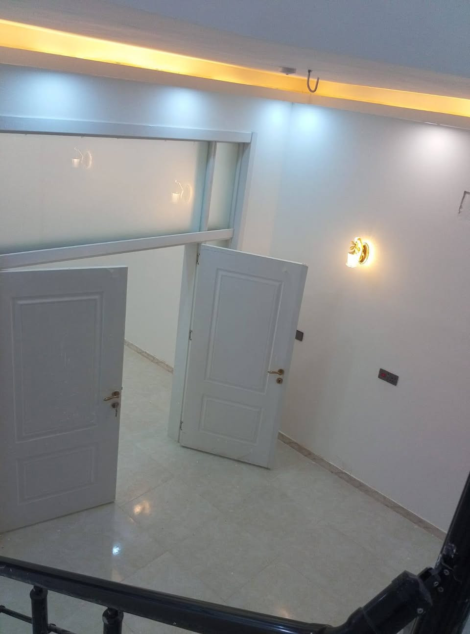 ياالله ياالله 
يوجد بيت للبيع في حي الاطارات 100م على حديقه قريب على شارع الكيات تسليم مفتاح اليوم كمل طابقين ثلاث غرف نوم واستقبال ومطبخ وصحيات خارجية وداخليه  الاتصال على الارقام التاليه ***********. أو ***********  واتساب
