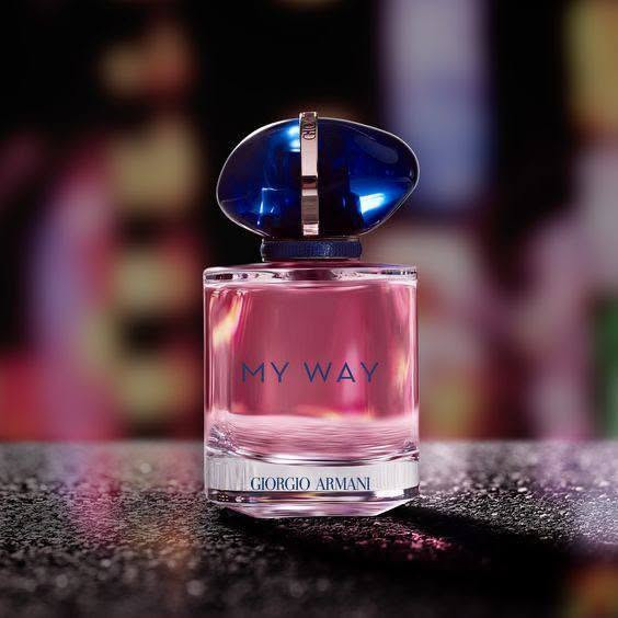 عطر ماي واي  MY WAY
عطر نسائي مثير هادئ🌸

ماي واي عطر الاثارة النسائي 
الهادئ من اصدارات بيت الأزياء والعطور الإيطالي الشهير جورجيو ارماني Giorgio Armani.💖🌸
زهري مثير للنساء من العائلة العطرية فلورا My Way عطر . تم اطلاق العطر حديثا في عام 2020 😍❤️
🌸 باقة عطرية استثنائية فواحة تشذو بعبير الياسمين يمزج هذا العطر النسائي المضيء بين الروائح الزهرية والحمضيات والخشبية والبودرية لجوهر رقيق ورومانسي يجعله المميز من بين مجموعاتك المفضلة في الطقس الدافئ 🌸🌸
المكونات العليا من زهر البرتقال والبرغموت تضفي كثافة متلألئة منذ البداية ، مما يخلق جوا مهيبًا . ومما يزيد من إبراز هذه المكونات هو الياسمين الهندي ومسك الروم في قلب العطر ، والتي تتحد لتشكل باقة أنثوية مبهرة أخيرًا ، تشتمل اللمسات الأخيرة على المسك الأبيض وأرز فيرجينيا وفانيليا مدغشقر في القاعدة ، مما يجذب أي شخص قريب بديناميكيتها الحسية الناعمة 
الحجم ١٠٠ مل


**إذا كنت صاحب هذا الإعلان وتريد حذفه لأي سبب، رجاءا أرسل رسالة إلى الدعم الفني**