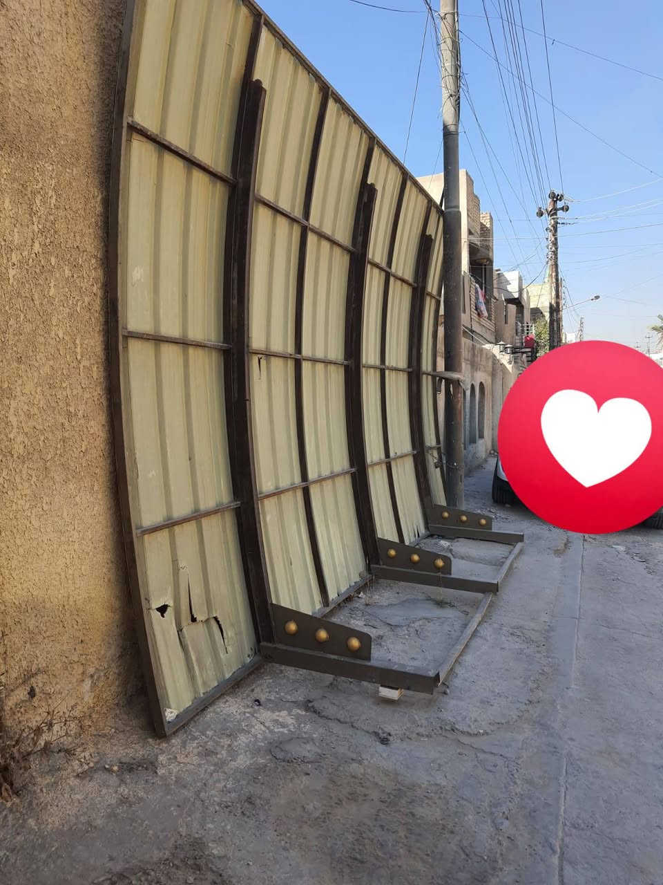 السلام عليكم من رخصة الادمن 
سقيفه حديد للبيع ثقيل توصاه 
ترهم لبيت او محل او محطة غسل حجم كبير  للاستفسار 
***********
