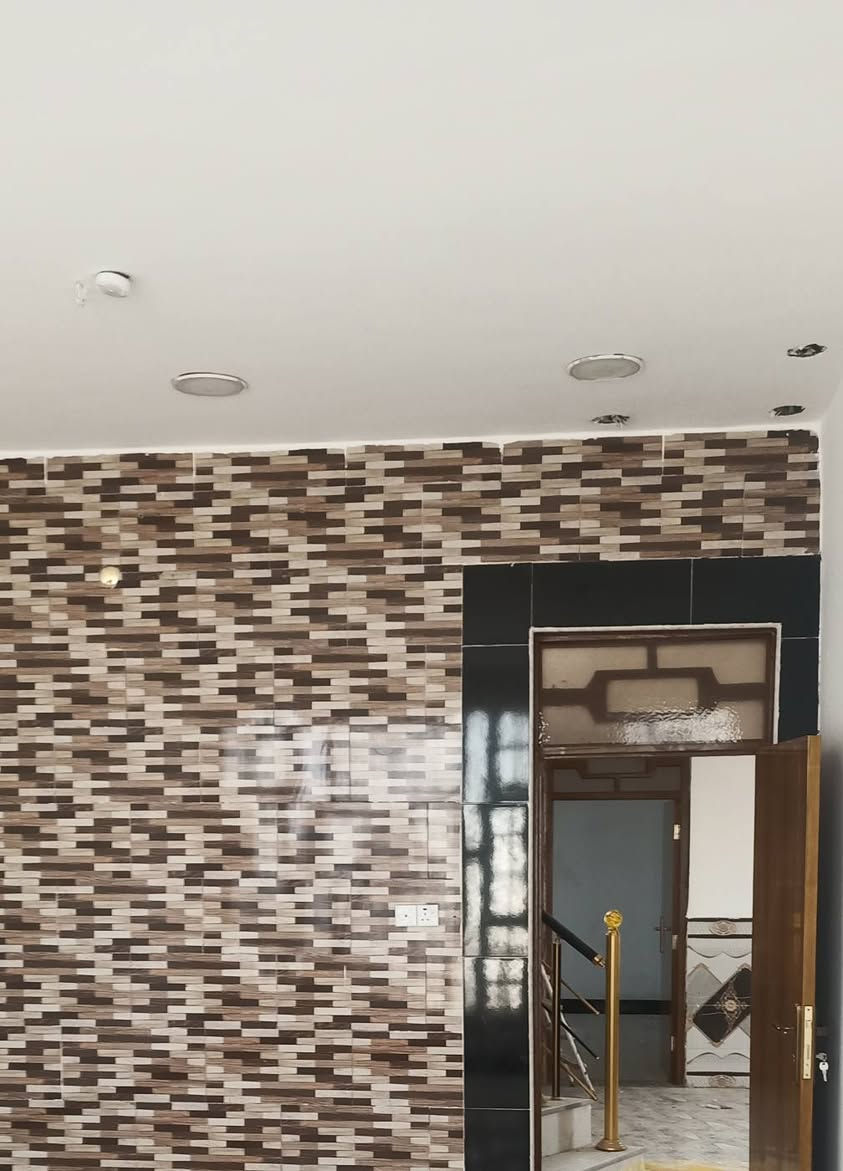 دار سكن للبيع في الدبيه جديده
مساحه 200م شارع 12م بداية منطقة 
غرفتين نوم هول مطبخ استقبال 
السعر 110 
للاتص ***********
