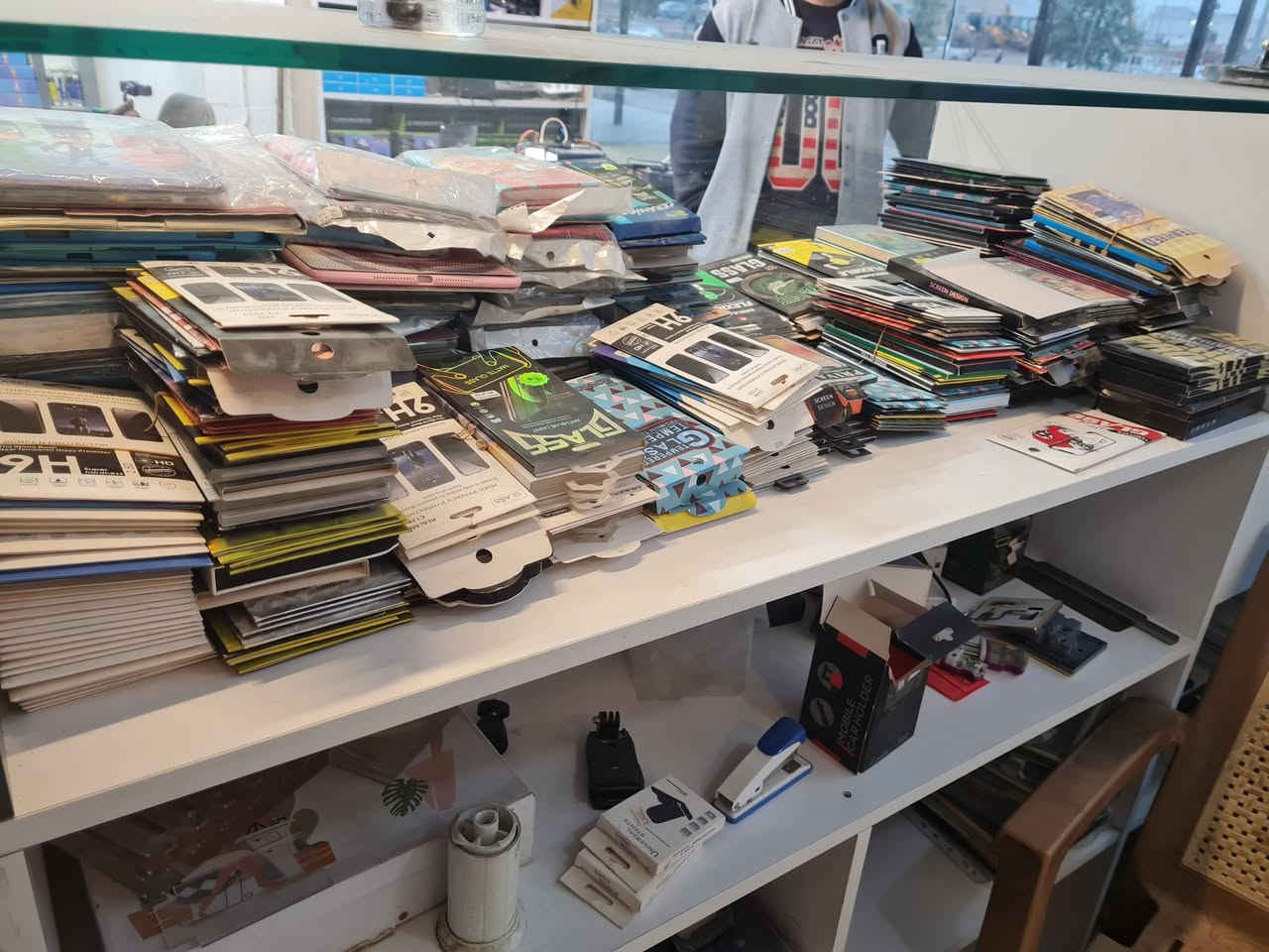 كفرات ولصقات شلعه تقريبا ٣٠٠٠ قطعه ٥٠٠ الف مكاني دهوك دوميز توصيل موجود ***********
