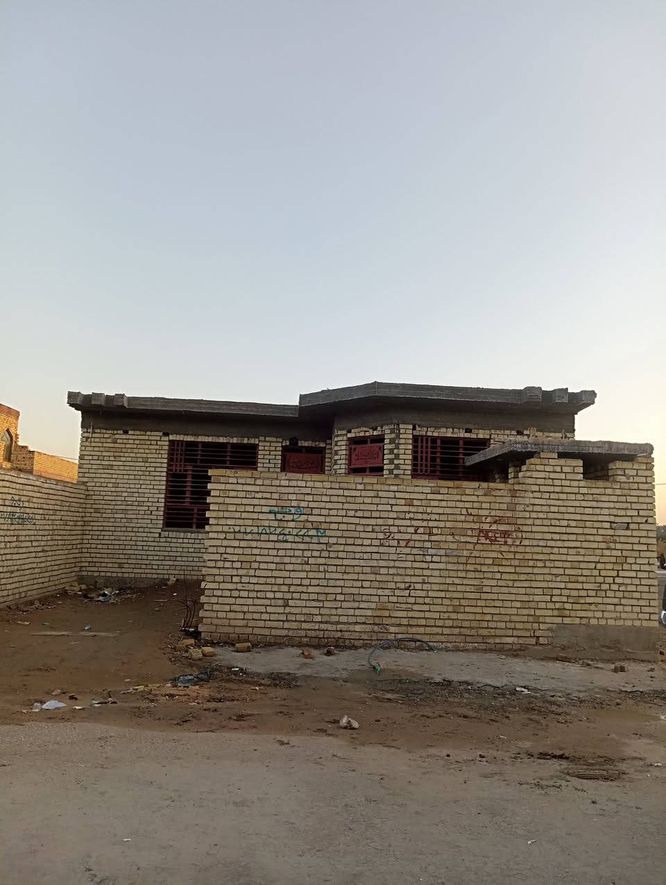 سلام عليكم
هيكل للبيع مجمع حجي حسين مقابل مستشفى 
يتكون من استقبال وغرف العدد ٢ ومطبخ وصاله كبيره 
و مجمع صحيات داخلي و خارجي ومناور العدد ٢
استفسار ***********)***********
