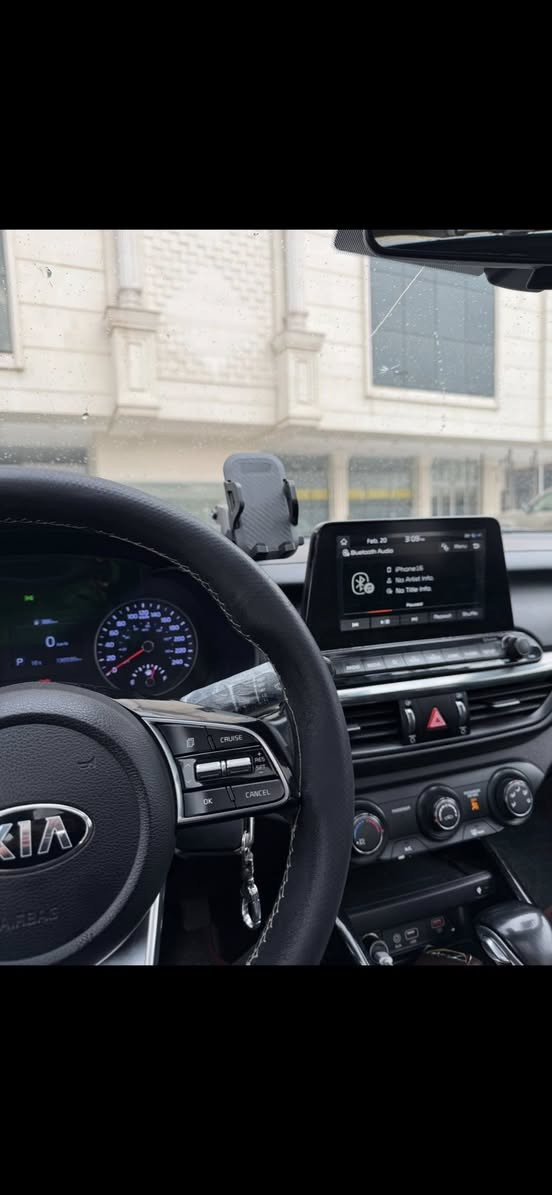 سلام عليكم 
كيا فورتي 19 كندي 
حادث بس جاملغ امامي
فول عده البصمه 
السياره نضيفه 
مكان بغداد (سعر 130 )

للاستفسار :***********
