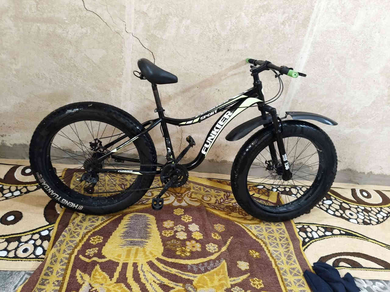 السلام عليكم
البايسكل حجم تايره كبير 

البايسكل بي 3 نمرات كدام و 7 نمرات بل ورا 

البايسكل كلشي ما بي بس السيم مالت النمرات الورا مكطوع سعره الفين السيم 

سعر البايسكل 150 و بي مجال 

مكاني النجف حي النداء 

رقم الموبايل ***********
