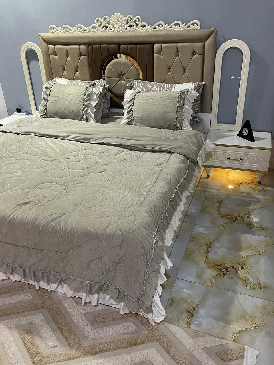 غرفه نوم عدد القطع 9 شغل درجة اولا سيئنسي بدون ضرر  وياها مرايه غيافه  بعد بس اني مشادها تجي بوكس بي مجر ومرايه مفصخها وضامها الغرفه كلش نضيفه السعر 900 وبيها مجال العنوان بغداد جسر دياله الجديد للستفسار اتصل ***********
