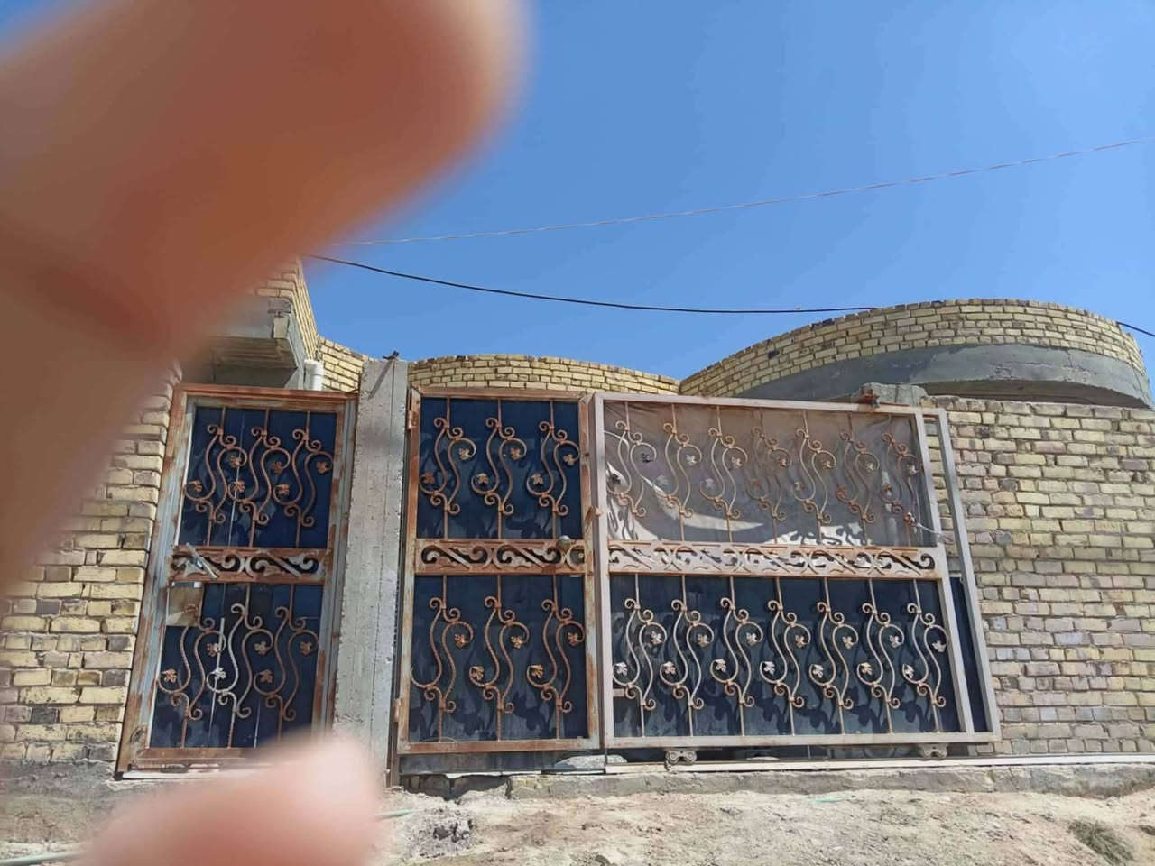 السلام عليكم بيت للبيع في حي الحرية الثالثة هور الجبور الدغاره بشارع الطاقه الكرهباء الجديده ٣٠٠ متر بنيان ٢٠٢٤ حديث كامل مكمل بي ٤غرف نوم وصاله كبيره وراني مطبغ حار بارد جاهز من كلشي للاستفسار الاتصال على الرقم *********** على وتساب
