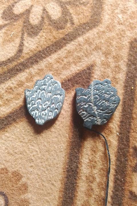 هذا حجر عقيق يماني فريد من نوعه، يتميز بنقوشه المذهلة والتفاصيل الدقيقة. يُعتبر من الأحجار الكريمة المميزة والمفضلة لهواة جمع الأحجار الأصلية. يتناسب مع الأشكال التقليدية والموديلات الحديثة.