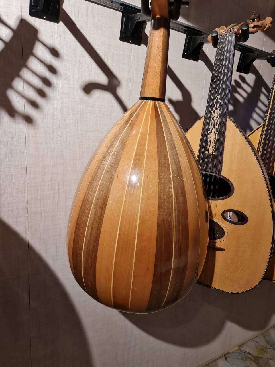 عود صناعة علي غدير 
الوجه سيدار 
الضهر جوز وزان
السعر ٥٥٠
واتساب ***********
مكان كربلاء 
اتصال***********
اوتار جديده لابيلا قبل ١٥ شديتهن
