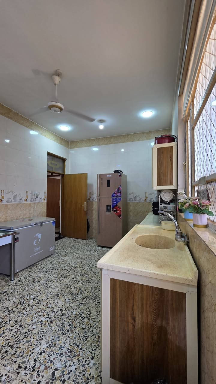 بيت ركن للبيع حي العسكري شارع حكمت قريب على القسم البلدي المساحه 142 طابقين بيت بناء حديث الطابق الأول استقبال ومطبخ وصاله وغرفه نوم وصحيات الطابق الثاني ثلاث غرف نوم وحده كامله واثنين يحتاج لبخ وكاشي فقط
السعر 130 وبيه مجال قليل للاستفسار الاتصال على الرقم ***********
