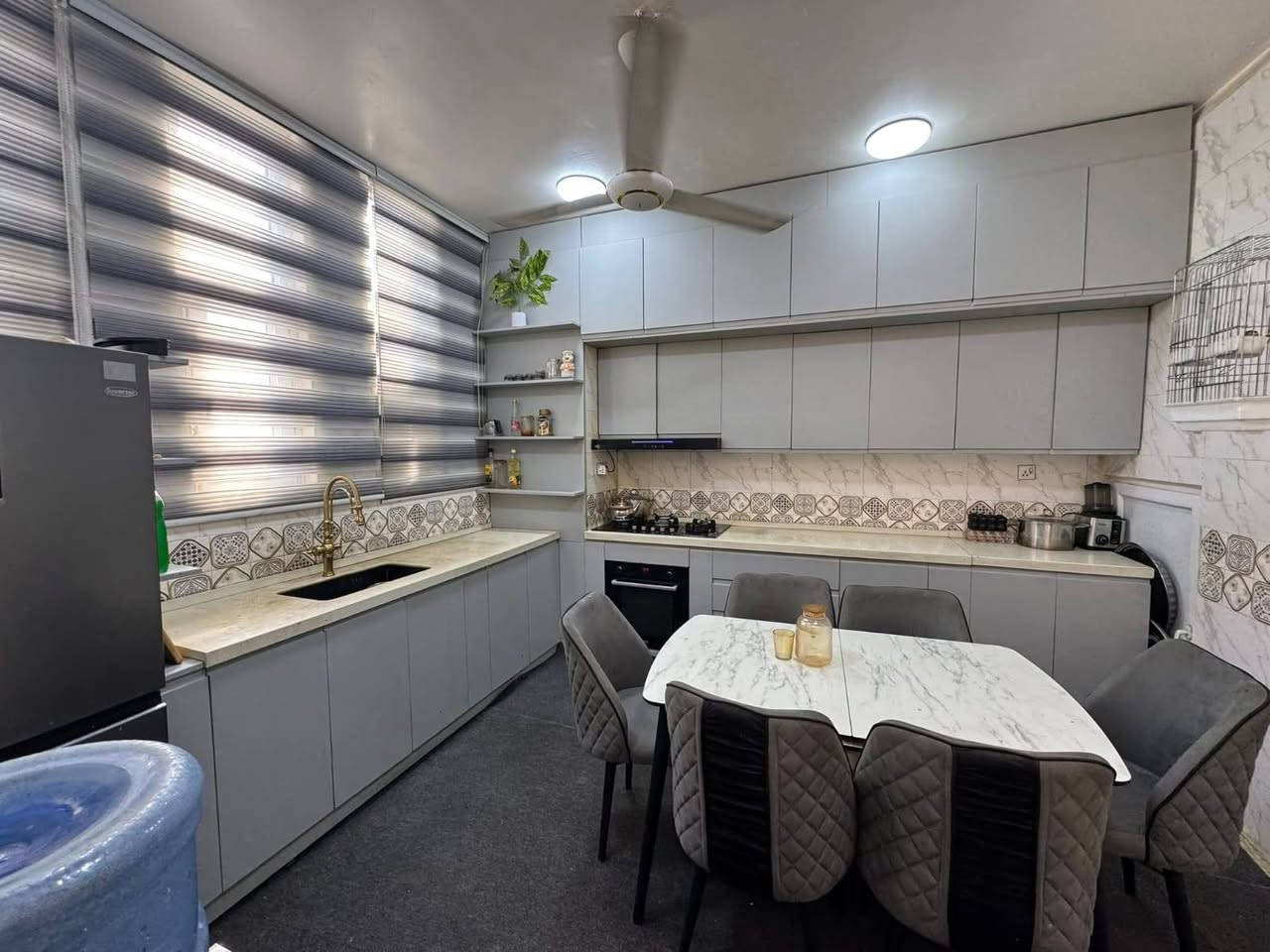 السلام عليكم بيت للبيع مساحه 200متر مجمع السلام السكني طابقين السعر 115وبي مجال بصيط وباقي للمصرف 70 اقصاد  شهري بدون كفيل مكتب إبداع ألاسود للوساطة العقارية التواصل واتساب ***********
