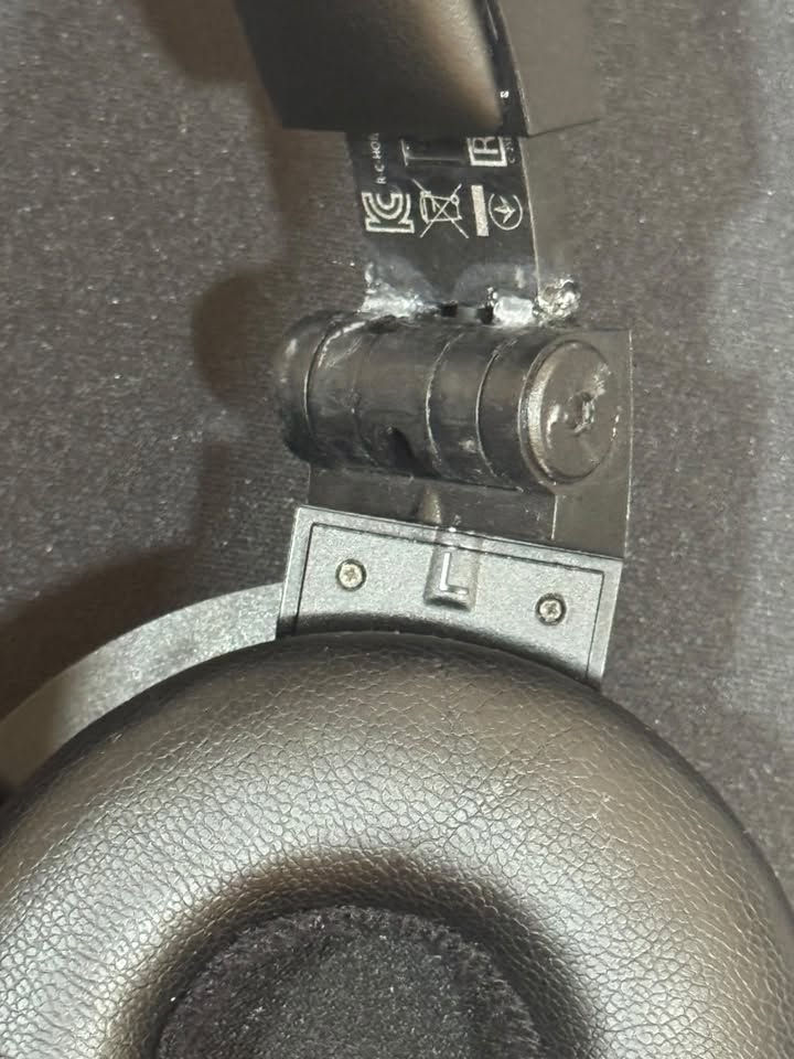 Original Toyota / Harman Bluetooth Headphones (Model A55BT)
Condition: Good / Used. Fully functional sound and Bluetooth connectivity.

Details: Includes the original carrying case and box (Part No: PZ365-60803).

Note: The plastic hinge on one side was previously cracked and has been securely repaired/fixed (see close-up photos). It holds firmly and does not affect playback.

سماعات تويوتا / هارمان الأصلية - بلوتوث (موديل A55BT)
 الحالة: ممتازة وتعمل بالكامل (الصوت والبلوتوث يعملان بدون أي مشاكل).
 الملحقات: تشمل بيت السماعة (الجراب الأصلي) والعلبة الأصلية (رقم القطعة: PZ365-60803).
 ملاحظة للمصداقية: المفصل الموضح في الصور كان فيه كسر بسيط وتم إصلاحه وتثبيته بشكل قوي (موضح بالصور القريبة). التثبيت ممتاز ولا يؤثر على الاستخدام أو الصوت.
قطعة أصلية ممتازة لشاشات الترفيه الخلفية لسيارات تويوتا!

للتواصل
عبر واتساپ ***********
