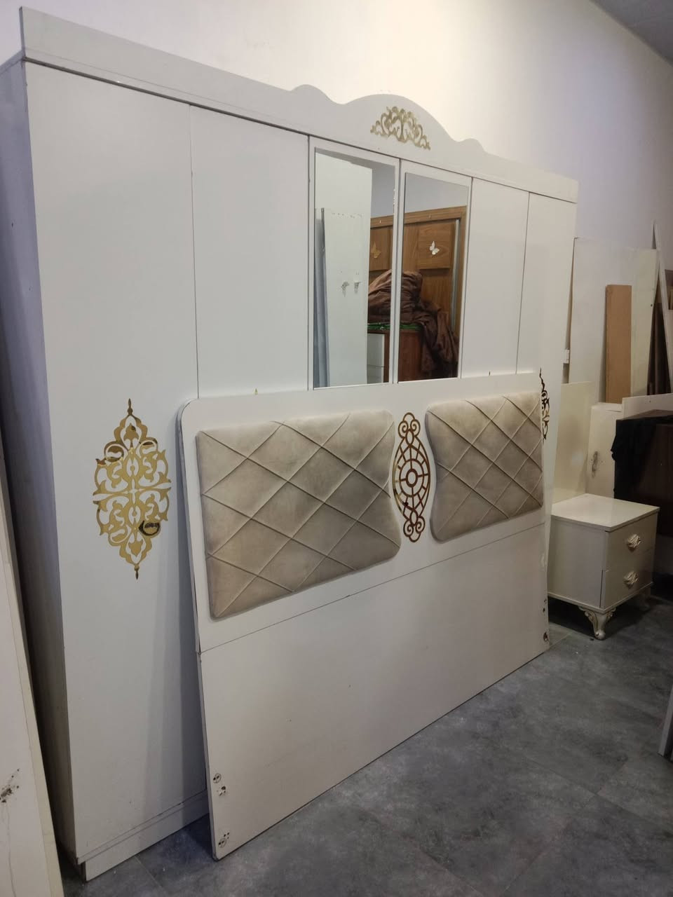 غرفة نوم للبيع مع شد ونقل ودوشك سعر 425 للتواصل ***********
