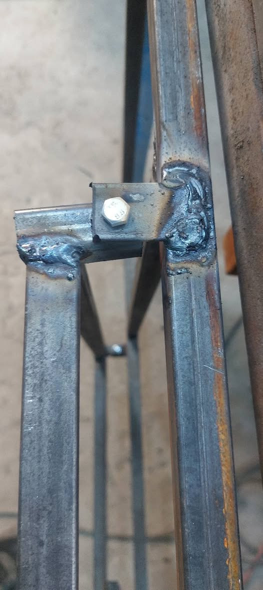 سلام عليكم متوفر ميز مستطيل ودائري شغل جديد كميه مفتوحه العنوان بغداد ***********
