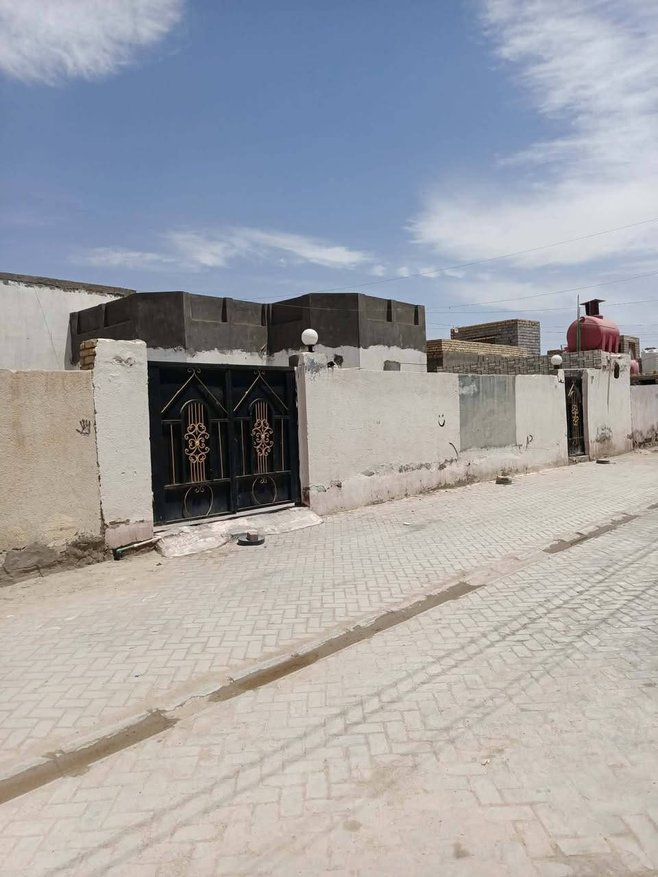#بيت_______للبيع
المساحة 352 متر ....
يتكون من ثلاث غرف وبراني وصاله ومطبخ وصحيات داخلية وخارجية 
المكان حي الملايين خلف حسينية ال رباد 
بصف بيت  ضاهر الفتين 
الاستفسار الاتصال على الرقم ***********
