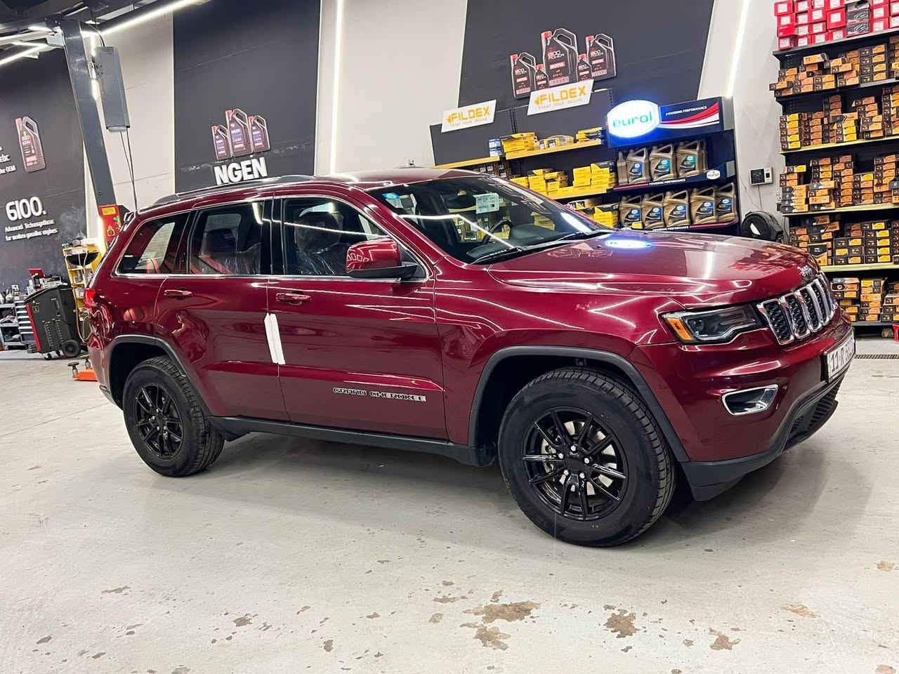 السلام عليكم 
***********
جيب لاريدو 2017 السياره وارد امريكي كلين السياره  السعر 225 اوبيه مجال بسيط فول مواصفات عدا الفتحه كشنات كهرباء جلد تدفئه تبريد شاشه جبيره رادار خلفي حساسات امامي خلفي كامره نضام سبورت محرك 3600 فور ويل سياره جديده بمعنى الكلمه ماشيه 100670km
