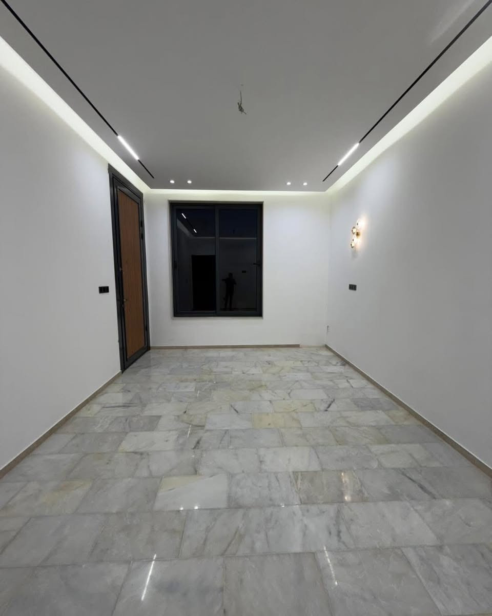 🏛️الســـــــــــلام عليـــــــــــــكم🏛️ 

  🏛️داران  للبيـــــــــع //#طابـــــــو_صرف اتونات🏛️

التفاصيل مماثله لكل دار  بناء  VIP 👉👉 

🔨👷بناء حديث _زيرو _ 2026 أستلام مفتاح 🔐 

🏗️📍المــــــــوقع// بابل / #حله_نادر_الاولى 

ثالث عقار عن الشارع الخدمي 👉👉

✏️المســـــاحة// 187 م  واجهة 7 ونص م ❌ 25 م

🧱🧱 طــــــابقين // يحتوي كل دار  ع 

استقبال➕ هول ➕ مطبخ ➕غرف نوم عدد 4 ➕

 مجمعات صحيات عدد 3 ➕منور عدد 2➕كراج سيارة 

حديقة داخلية وخارجية 
________________ 

للاستفسار اكثر مراسلة الصفحة او الاتصال 

 #علاء_الغرباوي  📞 ***********

او مراجعه المكتب 🏠#مكتب_روعة_اللقاء_للعقار 🏠

               🏗️ #مــوقع_المكتب🏗️

{ بابل/ حله نادر الاولى شارع الخدمي قرب سكله صدام }
