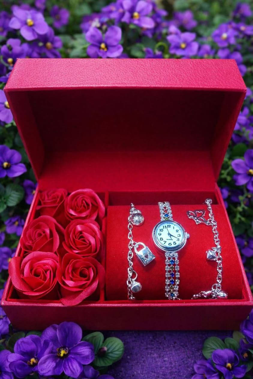 🎁 بوكس الهدايا الفخم 💖
ساعة فضيه مع أساور راقية جداً داخل علبة أنيقة مزينة بورود حمراء 🌹
هدية كاملة جاهزة للإهداء او الاقتناء … ذوق + فخامة + إحساس
مناسبة لكل المناسبات ✨
📩 احجز هسه والكميات محدودة
        🔥🔥🔥السعر 11 الف دينار 🔥🔥🔥
توصيل سامراء الف 
توصيل اقضية صلاح الدين ثلاث الاف 
توصيل محافظات خمسة الاف 
🚚 توصيل سريع لكل المحافظات
      للحجز ***********
     واتساب او اتصال او خاص 
الفحص امام المندوب
