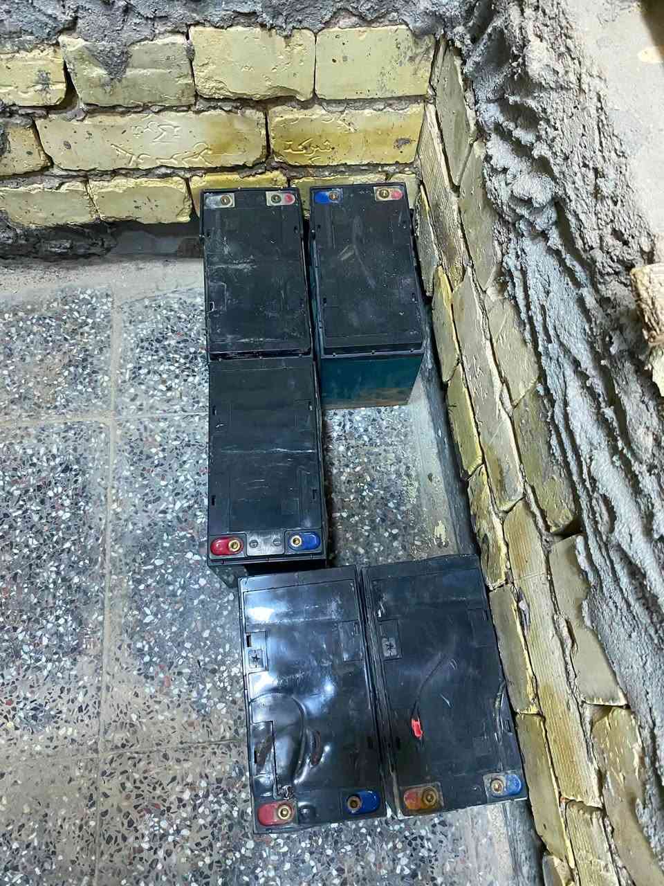 بطارياات للبيع
الحمرة تقرة 10 وفوك فقط بيها نفخص من الصفحة بسيط سعرها 15 
ول جبيرة مال ستوتة 52 امبير نص عمر سعرها 25 
واكو 3/4 هم كبار بس 45 امبير وهم نص عمر سعر الوحده 20 
***********
