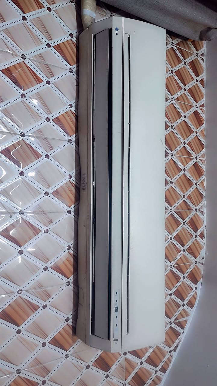 السلام عليكم سبلت LG  باب الاول طن ونص شغال خير من الله بس معوز غاز قليل جدا جان بي تنفيس من واشر البوريه وعالجته
بواريه سبعه متر  طولهن مطولهن لان مخلي بالسطح 

  ريمونده من شلت ضاع يشتغل بدون ريموند حاليا مباشر وبيه تحكم بالقطعه 

السعر 175 نهايته 

شرط الفحص كدامك  مكاني بغداد حي اور


**إذا كنت صاحب هذا الإعلان وتريد حذفه لأي سبب، رجاءا أرسل رسالة إلى الدعم الفني**