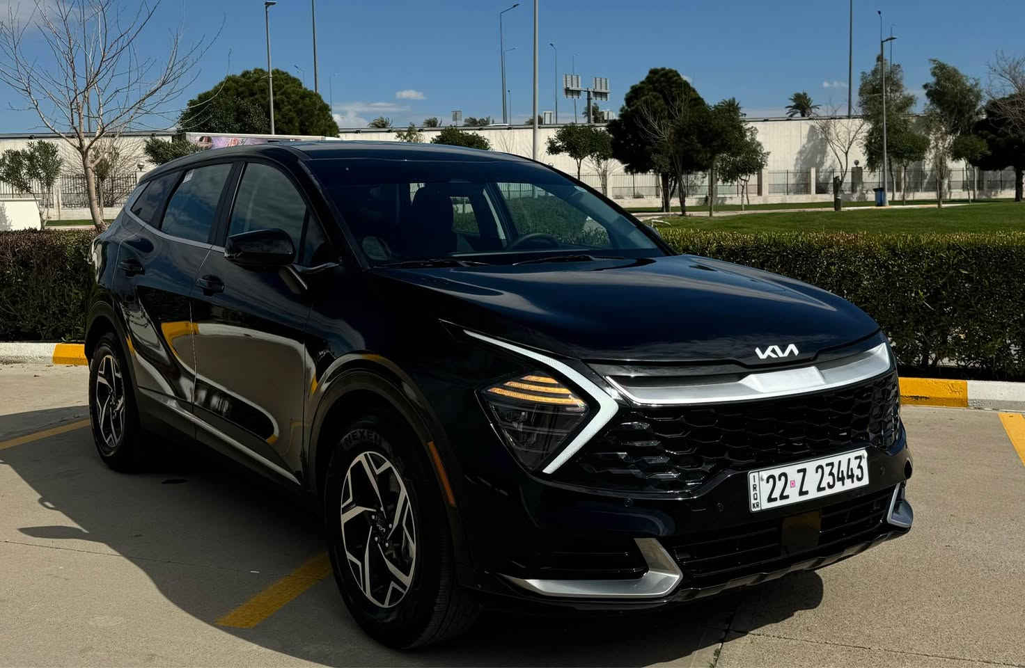السلام عليكم 
كيا سبورتج 2024 
مواصفات LX
ماشية 20 ألف فقط 
حادث جاملغ وحافة البونيد فقط 
مواصفات 
رادار امامي خلفي
حساسات 
كامرة دوارة 
شاشة كاربلي
لايت امامي لد 
بك لايت خلفي لد 
لون اسود ملكي 
مكان السيارة اربيل 
رقم اربيل مرقم وجاهز للتحويل 
السعر 
175
موبايل 
*********** أربيل, العراق
