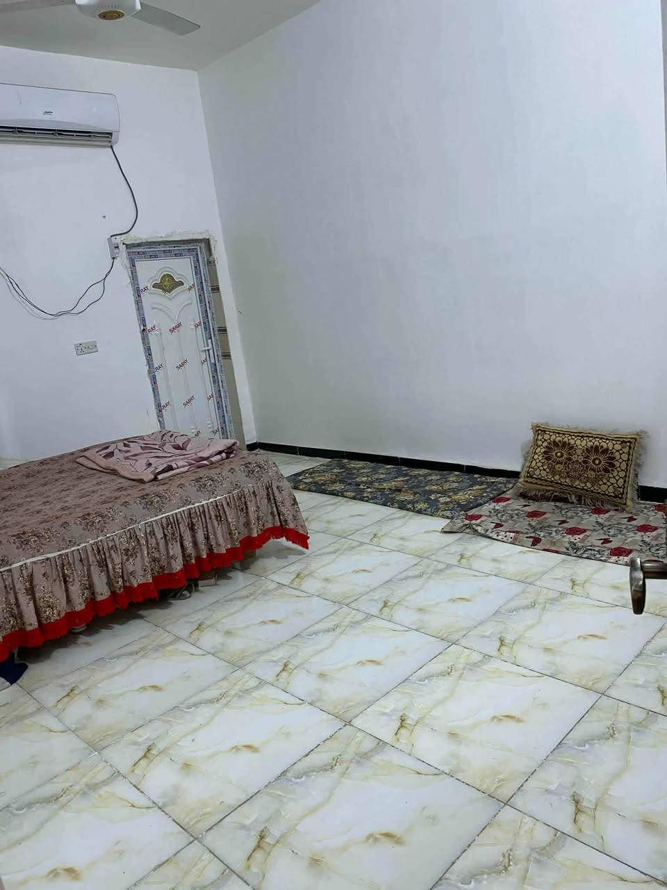 يالله دار طابو زراعي سند 25 مساحه 200م بنزله ال زغير حي العسكري الغربي جميع خدمات  يحتوي على غرفتين وصاله وستقبال ومطبخ وصحيات داخليه وخارجيه ***********
