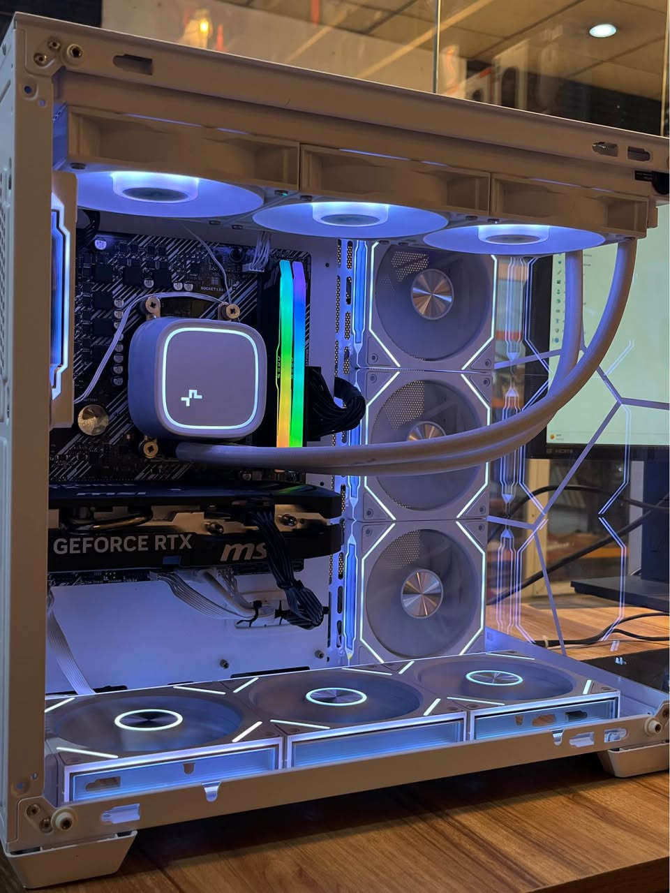بیسی گەیمینگ للبیع ضمان ٦شهر 

CPU: R7 5700X
Motherboard: B450M-K AUSU PRIME
GPU: RX 6750XT 12GB XFX 
RAM: 16GB 2x8 3600MHZ LEXER RGB
STROGE: 512GB NVME LEXER
PSU: 650W+80 GAME MAX 
COOLER: LIQUID COOLER DEEP COOL 240
CASE: GAME MAX 2SLIDE GLASS 7FAN 

*********** أربيل, العراق
