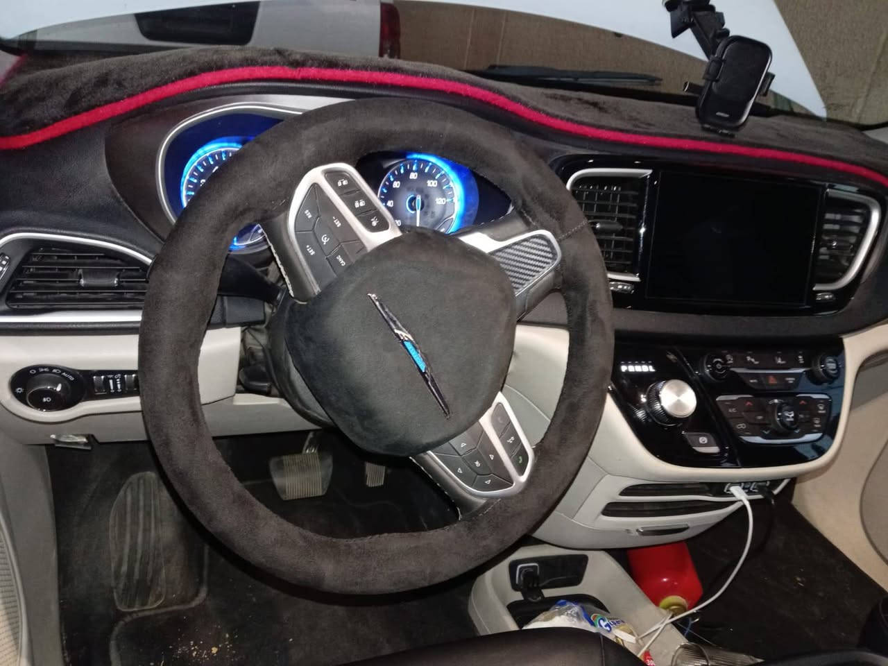 المعرف لايعرف كرايسلر  فويجر السياره العائليه
المواصفات:
 • ✅ موديل 2023
  _____( 7 ركاب)_____
 محرك 6 سلندر V6 قوي وناعم
 شاشة لمس
 نظام صوتي ممتاز
 كاميرا خلفية
 تدفئه كراسي+المقود
 تحكم كامل من المقود
 مثبت سرعة
  تكييف أمامي + خلفي (تبريد ممتاز)
 ابواب جانبية كهرباء
  جنطه كهرباء
 مرايا كهرباء
  نوافذ كهرباء
 نظام ثبات وتوازن
  نظام مانع الانزلاق
 قيادة ناعمة وثبات عالي على السرعات
وبعد موصفات هوايه
 السيارة نظيفة جداً بالحقيقه احلا بهواي
وارد امريكي رقم بغداد
((((((فقط بيع ماراوس))))))
السعر   235$
الاتصال : ***********
مامتواجد عالفيس
