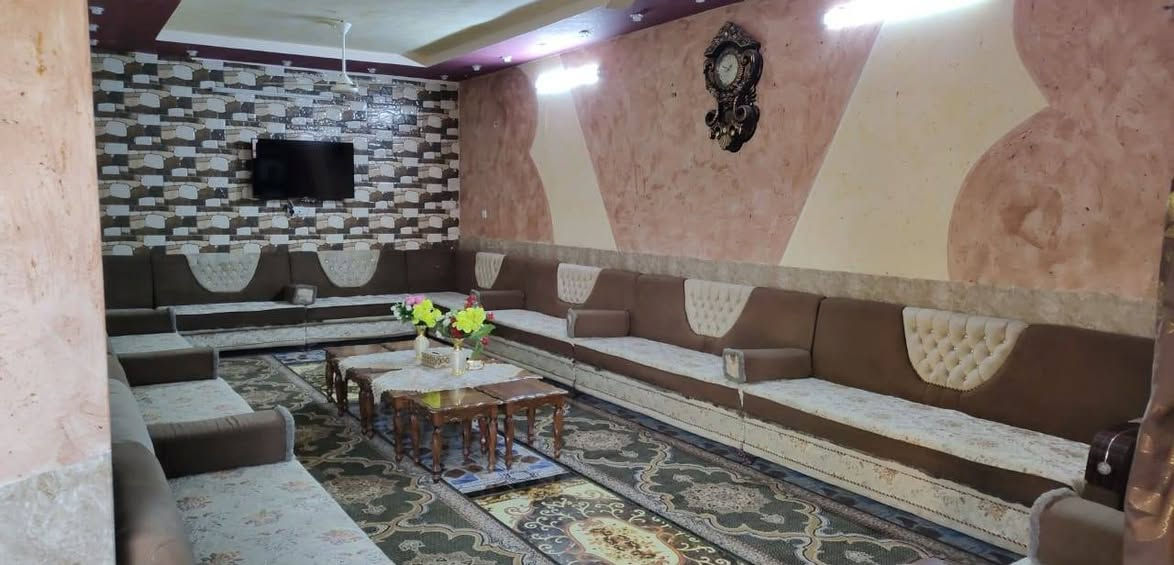 سلام عليكم
بيت مساحته 200متر على شارع تجاري بناء جديد يحتوي على 4غرف نوم مطبخ صحيات استقبال حولي عنوان البيت بغداد ابو غريب النصر وسلام مقابيل شركه الفارس السعر البيت ولا اثاث 240 مليون بدون الاثاث 230 مليون رقم تلفون ***********
