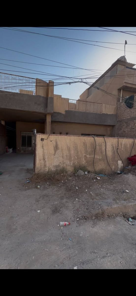 بيت للبيع منطقه حي الجهاد المساحه الكليه200متر يباع نصفين سعر النص135 وبي مجال كل نصف بي غرفتين وصاله ومطبخ وحمام والسعرالكامل 260 سعر جداً مناسب 
الموقع📍مربع الامانه
للاستفسار المراسله او الاتصال على
***********
