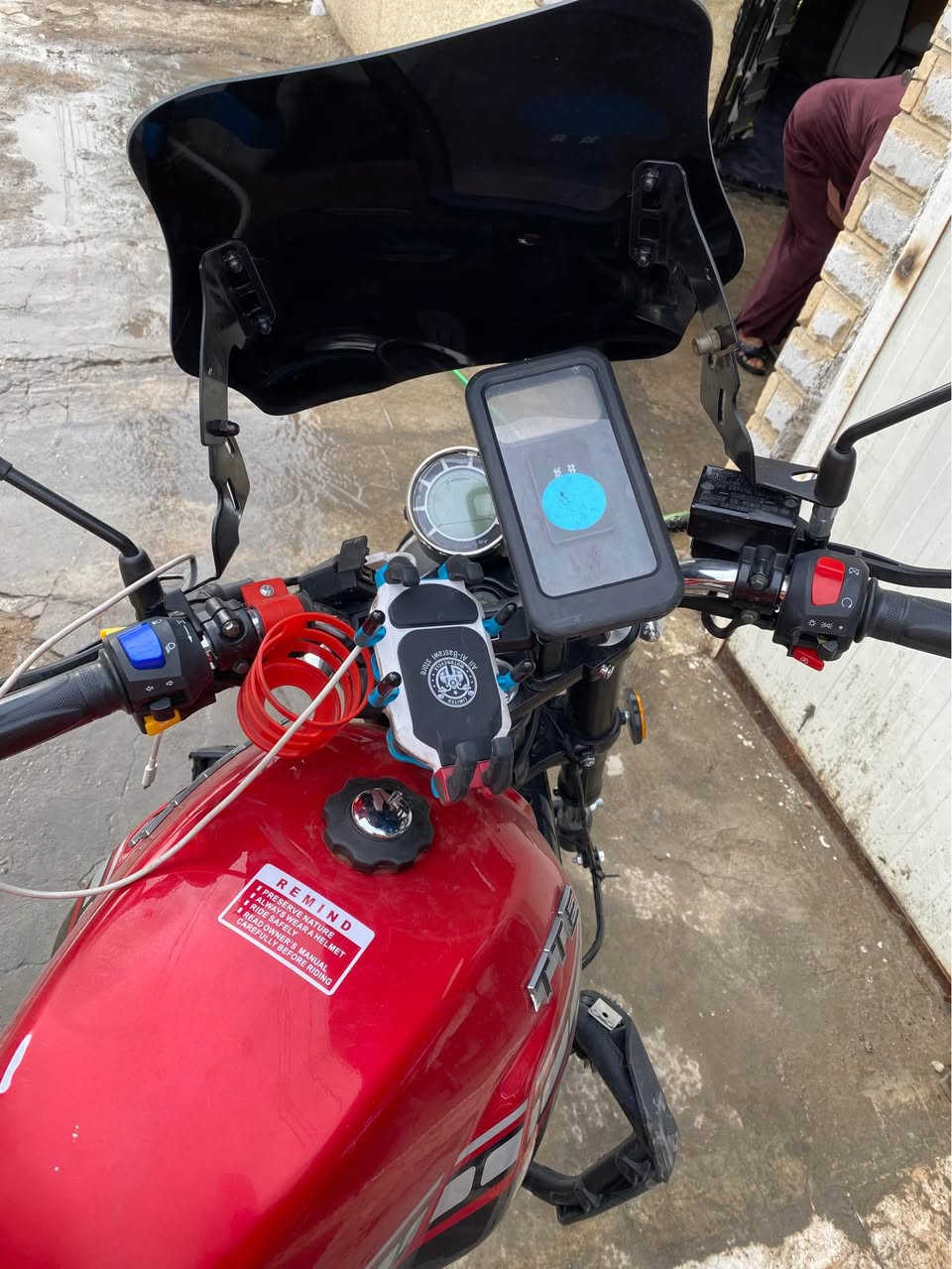 دايون لايتي محرك200 رقم اربيل باسمي 
شرط التحويل
دراجه مكفوله كفاله عامه عده بك لايت مكسور 
ماشيه 10 الاف 
السعر2500وبيه مجال بسيط
العنوان بغداد الدورة شارع ابو طيارة
*********** بغداد, العراق
