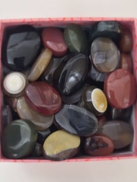 عقيق يماني طبيعي • كوكتيل • ١٠٠ حجر