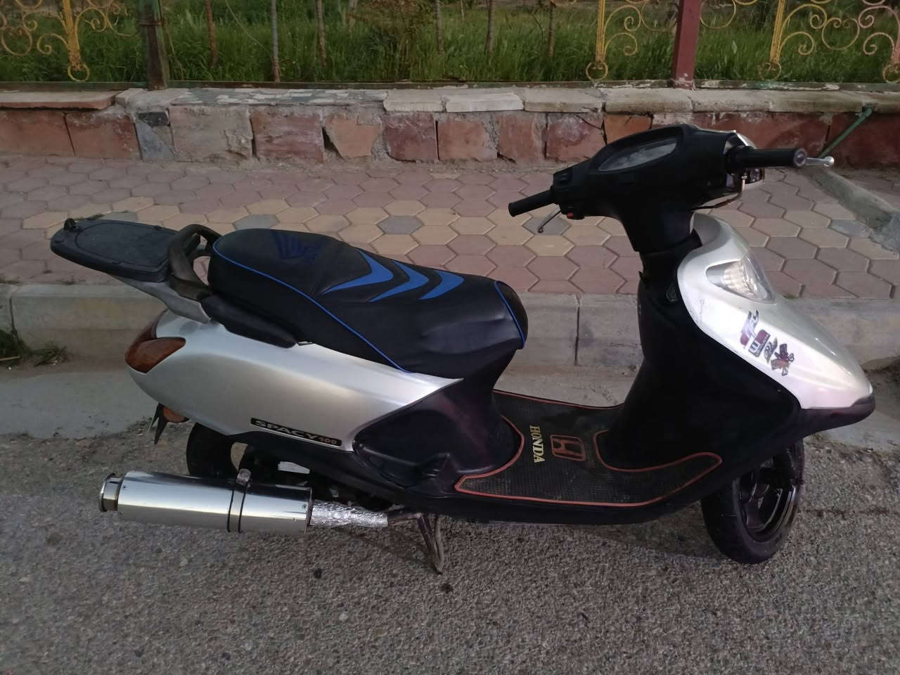 سبيسي ماليزي مديل 2020 مكينة مفتوحة مرة وحدة وناعمة مكفولة من تنقيص او تبخير 
كهربائياتها كلها شغالة بيها لايت زينون  دراجة جاهزة مابيها اي نقص مرتبة من الطول للطول 
بيها صالنصة رياضي تريد البلادي هم موجودة
سعرها 625 وبيها مجال بسيط كلش 
***********
مكاني كوت داموك
