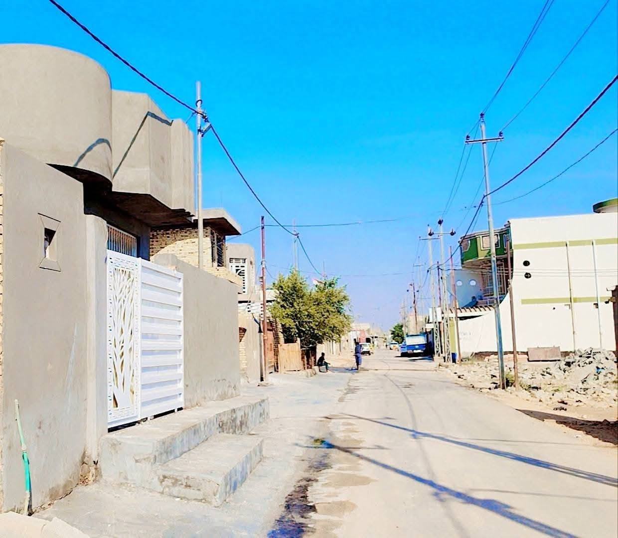 الديوانية / #التقية_الثالثة
خلف الفوج التكتيكي

📐 المساحة: 200 متر
🏗️ نوع السند: طابو زراعي سند 25 (بيه معاملة تطويب)
🏗️ نوع البناء: طابق واحد + بيتونة كبيرة في الطابق الثاني – كونكريت مسلح

🔹 تفاصيل البيت:
غرفتان نوم:  الأولى بمساحة 6×4 - الثانية بمساحة 5×4 - صالة رئيسية بمساحة 7×4 - استقبال واسع بمساحة 8×4 - مطبخ بمساحة 4×4 - ممرات عدد (3) - مجاميع صحية (داخلية وخارجية) - طارمة كبيرة

في الطابق الثاني: بيتونة كبيرة + سطح بمساحة 180 متر
💡 الخدمات: المنطقة مخدومة بالكامل وقريبة من الشارع العام

#السعر خاص
للاستفسار اكثر 
#واتساب_اتصال_***********

ــــــــــــــــــــــــــــــــــــــــــــــــــــــــــــــــــــــــــــ

