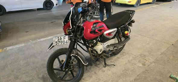 السلام عليكم 
دراجه بوكسر موديل ٢٢ مسجله ٢٠ سنويه و رقم بأسمي تحويل ثاني يوم الدراجه مو مال شغل مال استخدام شخصي روحه و جيه مجفته تجفيت شركه صار ٥ اشهر من جفتتها الله شاهد ما موكفتني جيب فيتر و تعال افحص 
السهر المطلوب 2,000,000 مليونين و بيها مجال 
*********** ما متواجد بالفيس موجود واتساب
