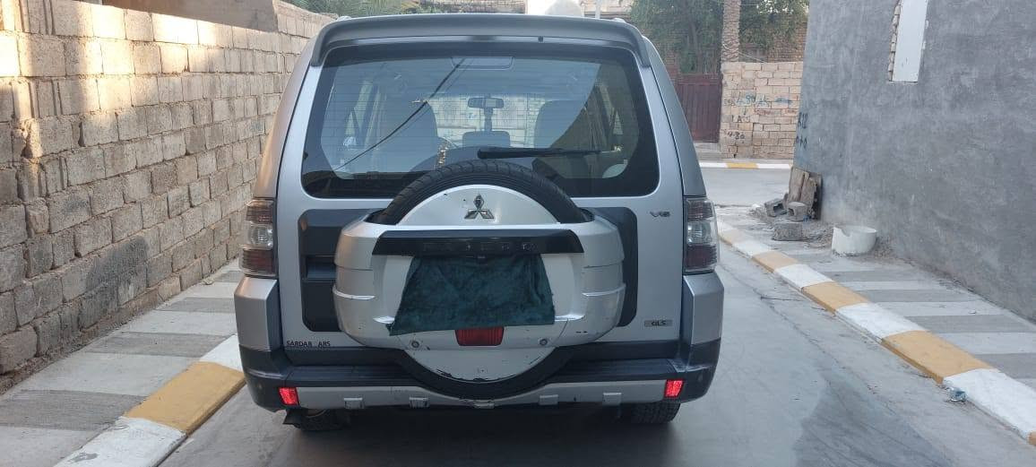 السلام عليكم سيارة باجيرو للبيع موديل 2009 فول مواصفات كشنات كهرباء فتحة مري شفط دمام شاشة وكامرة تبريد ثلاث قطع بدون لا ضربة ولاصبغ ولا تبديل كلين كير محرك خير من الله  محرك 6 سلندر رقم بغداد انكليزي باسمنة ورقم رباعي مميز مكاني الانبار الفلوجه للتواصل *********** واتساب او اتصال  السعر 135
