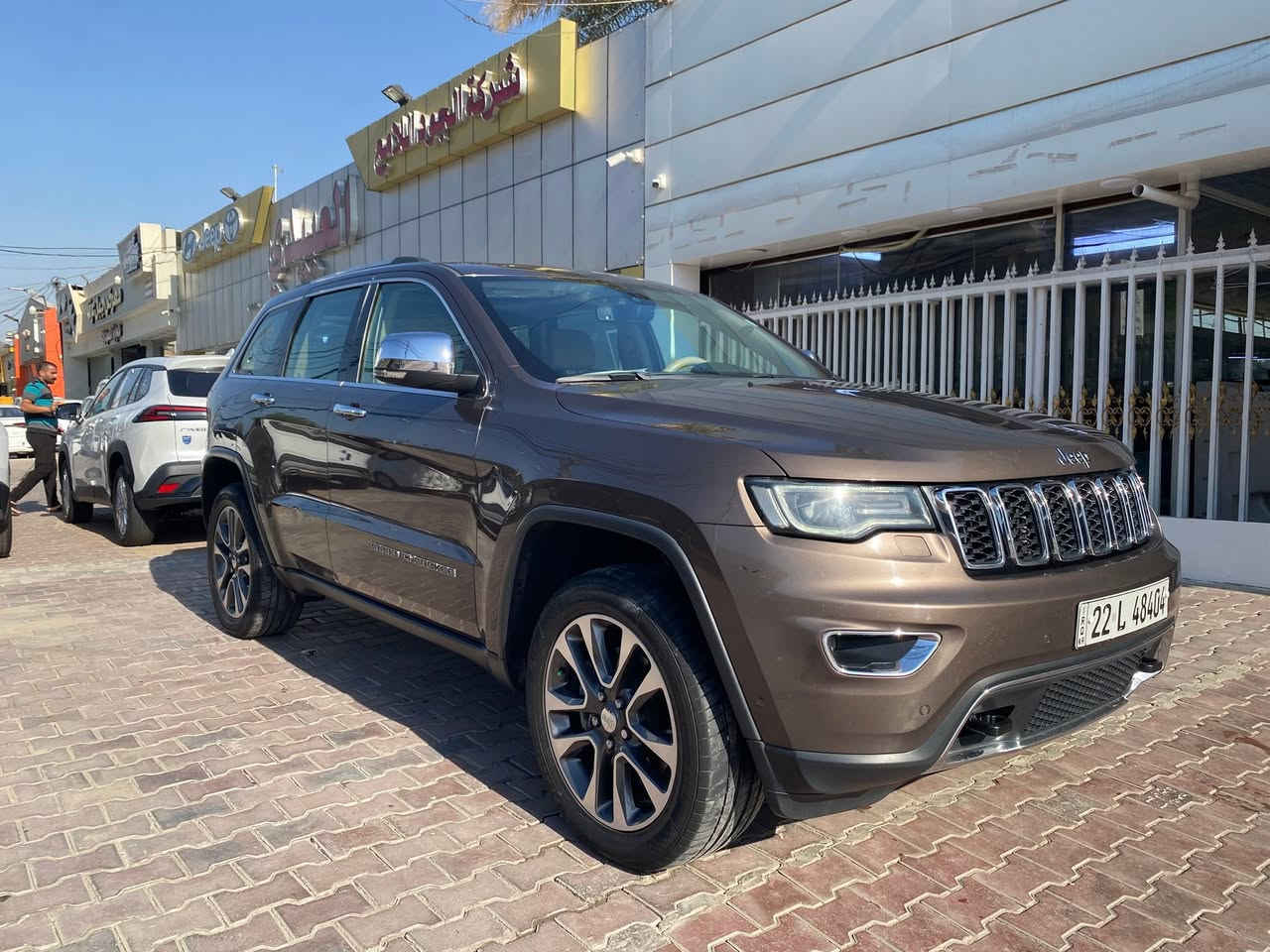 � جيب جراند شيروكي Limited Plus 2018
🇬🇧 وارد خليجي

🛡️ كفالة عامة

✨ بحالة ممتازة جداً – جاهزة للاستخدام

🔹 المواصفات:

✅ محرك V6 سعة 3.6 لتر

✅ جير أوتوماتيك 8 سرعات

✅ دفع رباعي (4×4)

✅ شاشة Uconnect كبيرة

✅ نظام ملاحة (Navigation)

✅ كاميرا خلفية

✅ حساسات أمامية وخلفية

✅ فتحة سقف بانوراما

✅ مقاعد جلد فاخر

✅ تبريد وتسخين للمقاعد الأمامية

✅ تدفئة للمقاعد الخلفية

✅ تحكم كهربائي بالمقاعد مع الذاكرة

✅ تشغيل بصمة (Keyless Go)

✅ تشغيل عن بُعد (Remote Start)

✅ باب خلفي كهربائي

✅ مثبت سرعة

✅ نظام صوت Alpine

✅ شاشتان خلفيتان مع DVD

✅ مداخل USB وHDMI

✅ مكيف أوتوماتيك ثنائي المناطق

✅ مرايا كهربائية مع الطي والتدفئة

✅ جنوط ألمنيوم 20 إنج

✅ إنارة LED نهارية

✅ 7 وسائد هوائية

✅ نظام مانع انزلاق وثبات إلكتروني

وباقي المواصفات المعروفه 

📍 الموديل: 2018

🇬🇧 الوارد: خليجي

🛡️ الكفالة: عامة

📍 الموقع: بغداد

السعر:25000$ وبيها مجال للجادين

📞 للاستفسار

***********

🔥 سيارة نظيفة جداً، جاهزة

للفحص،
