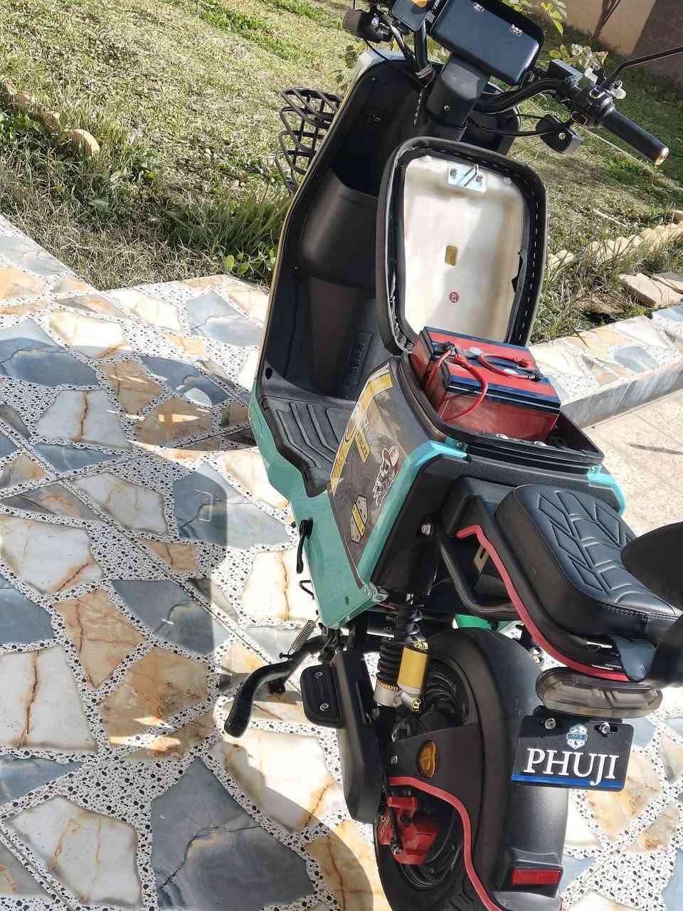 السلام عليكم ورحمة الله وبركاته
للبيع بايسكل شحن نضيف 
5 بطاريات 
مع شاحنه
الاتصال عل الرقم 
***********
او مراسله الصفحه
