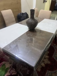 ميز • ٦ كراسي • قابلة للتصليح