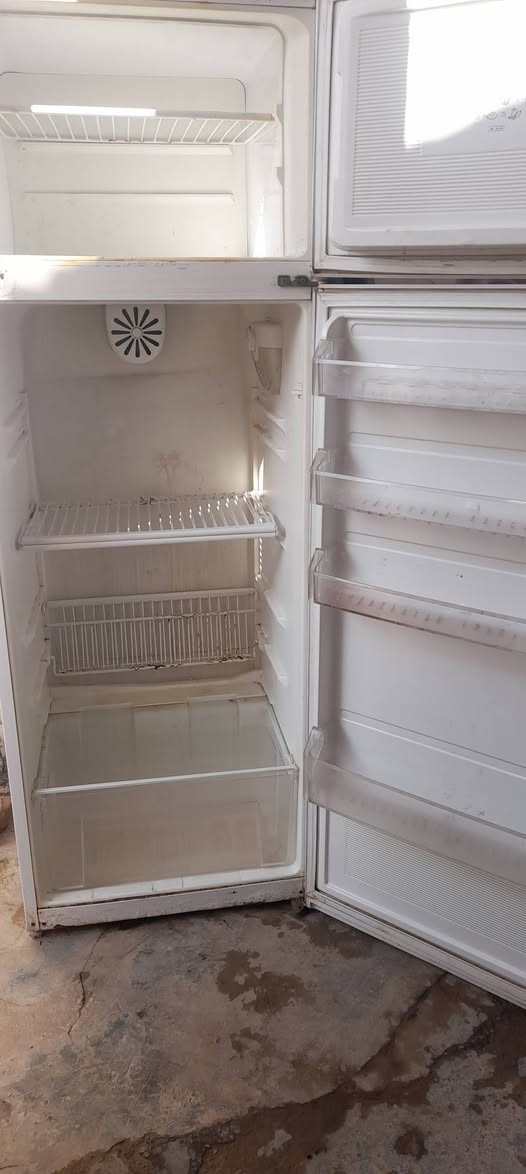 ثلاجة شغالة ماطور ابلادي
تبريد نص ونص ماعرف غاز أو ليك حجم ١٦ 

السعر ٥٠ ألف وبالعافية ***********
